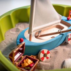 Boot in groene zandschelp