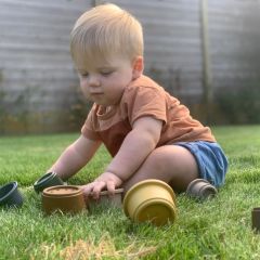 Spelend kind in gras